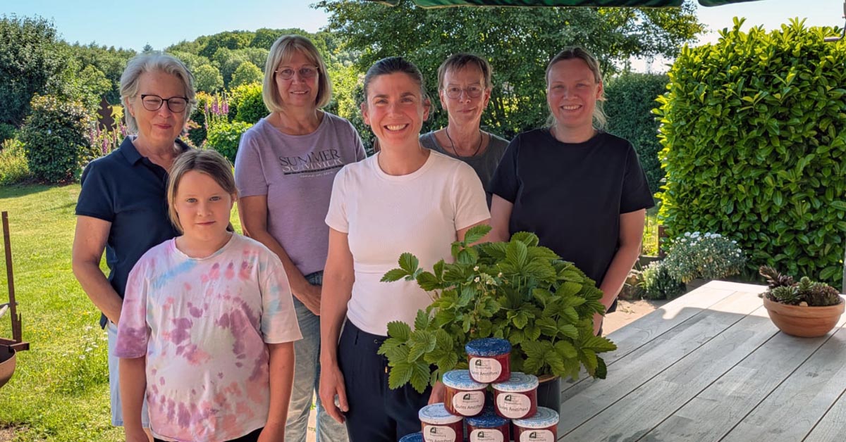 Helfer der Bürgerstiftung Raesfeld-Erle-Homer mit Marmelade für Tischlein deck Dich in Erle