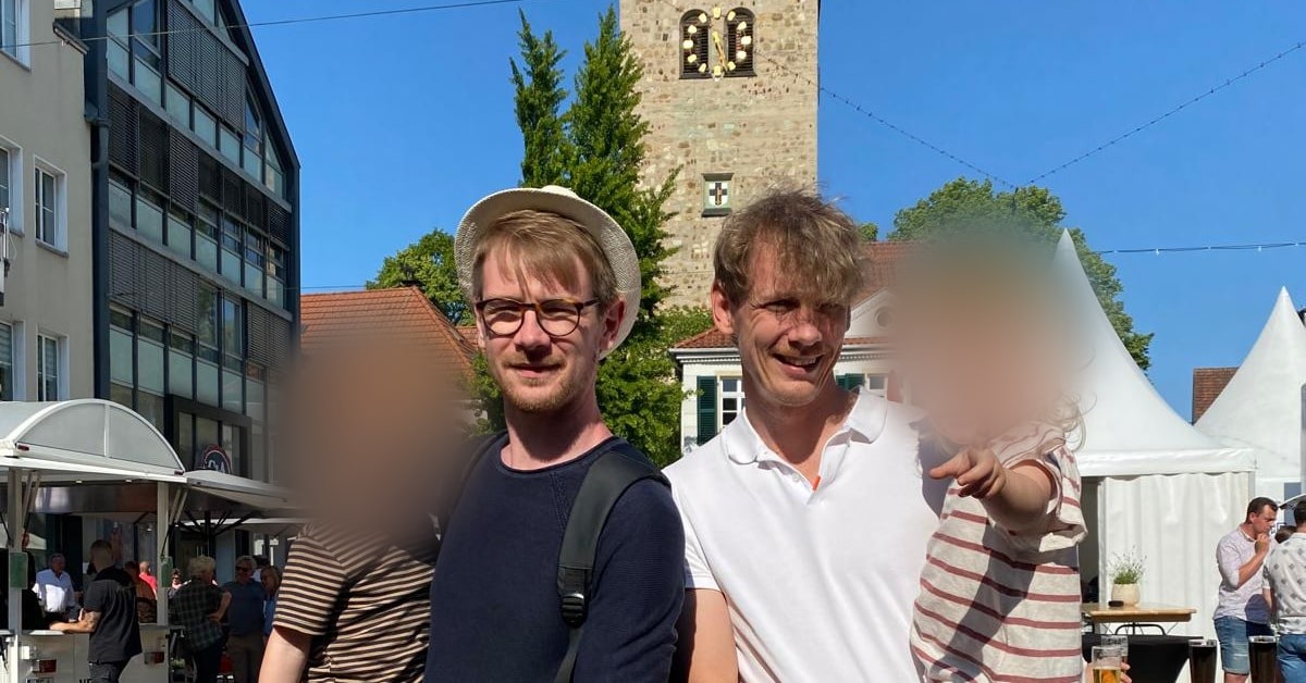 Daniel Bosse mit seinem Bruder David Bosse und ihren Kindern zum Vatertag