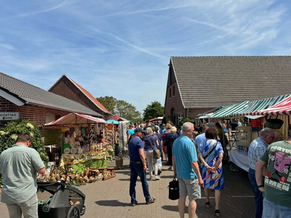 Viele Besucher am Pfingstwochenende auf dem Bauernmarkt Süthold in Raesfeld