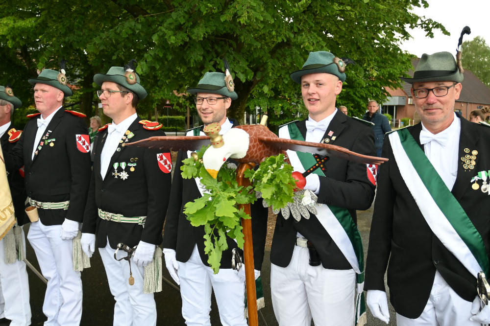 Schützen bei der Vorparade des Allgemeinen Bürgerschützenvereins Erle vor dem Feuerwehrgerätehaus in Erle.