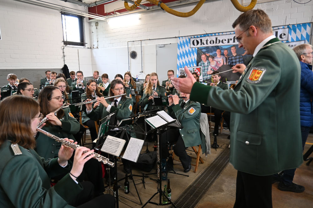 Die Raesfelder Burgmusikantn sorgten für die Musik bei der Vorparade