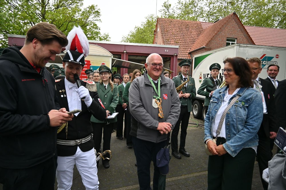 Bestrafungsaktion für Fabian Schwering-Vorparade Erle