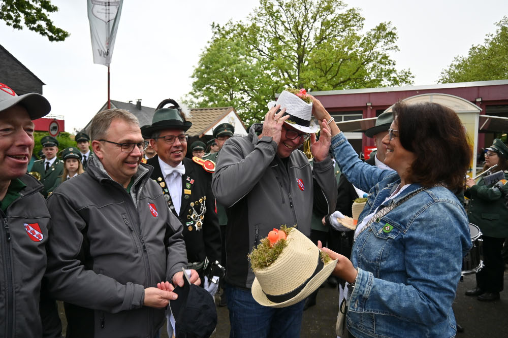 Hütchen für die reuigen Sünder bei der Vorparade in Erle