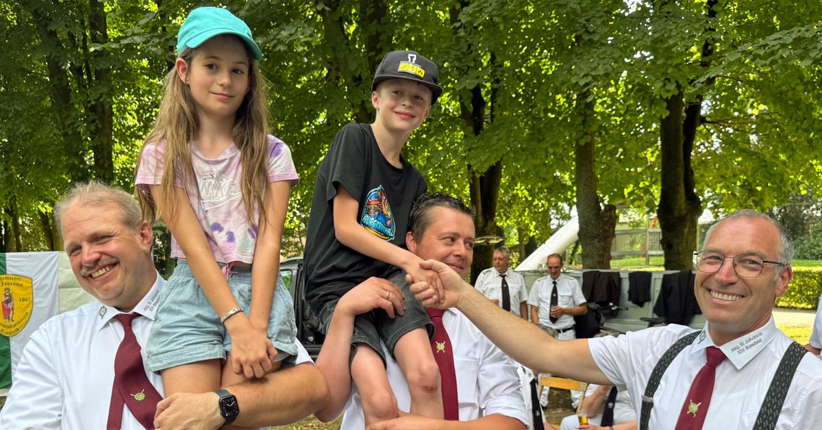 Greta Flück und Leo Dirks als amtierendes Kinderkönigspaar in Raesfeld