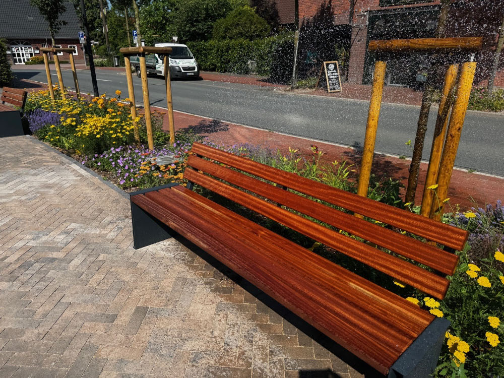 Nue Bänke auf dem Dorfplatz in Erle