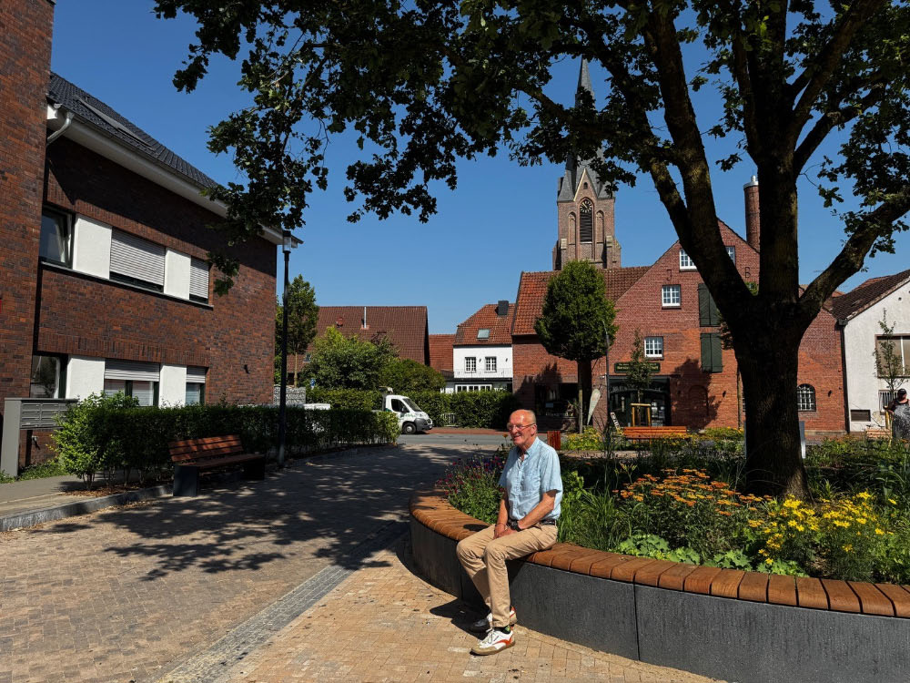 Blühende Beete auf dem Dorfplatz Böckenhoff in Erle