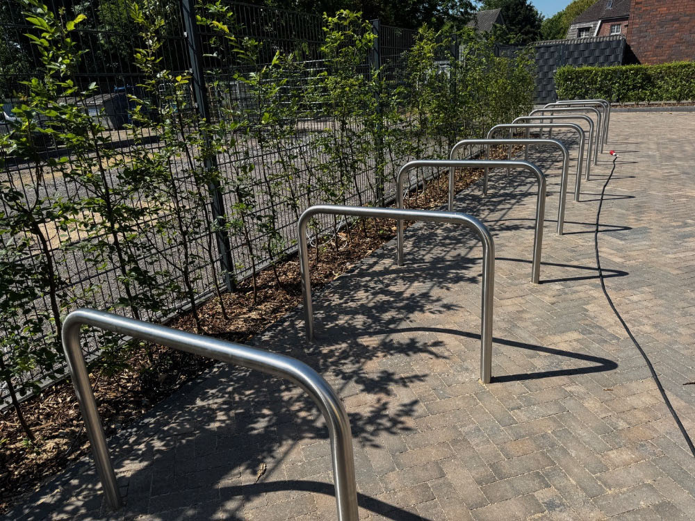 Neue Fahrradständer Dorfplatz in Erle