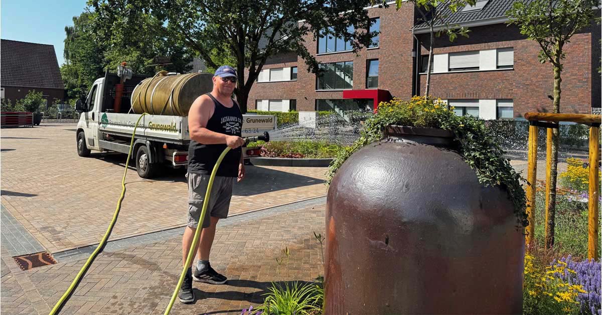 Blühende Staudenbeete und neue Sitzbänke auf dem neugestalteten Dorfplatz Böckenhoff