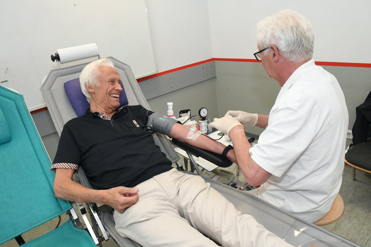Aloys Eiting bei seiner 200. Blutspende beim DRK-Stadtverband Bocholt