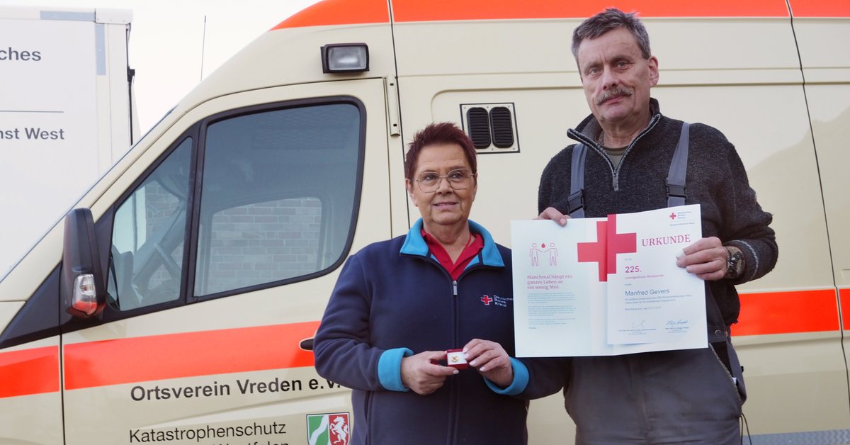 Manfred Gevers wird von Eva Menzel vom DRK-Ortsverein Vreden für 225 Blutspenden geehrt