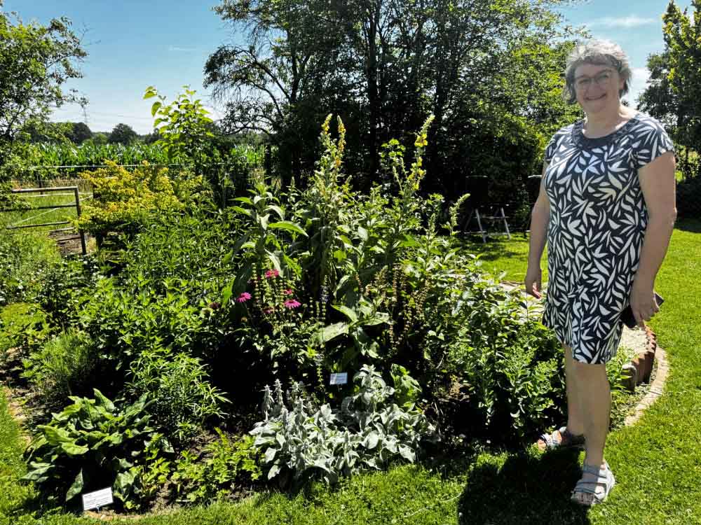 Edith Liesner steht vor einem ihrer Staudenbeete, das bei den Gartenblicken 2026 in Raesfeld zeigt, wie naturnahe Bepflanzung Lebensraum für Bienen und andere Insekten schafft.
