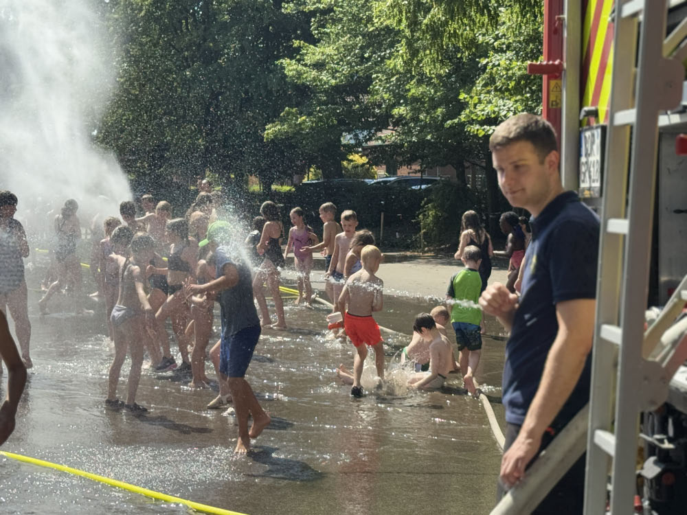 Feuerwehr Raesfeld-Erfrischung mit dem Wasserschlauch