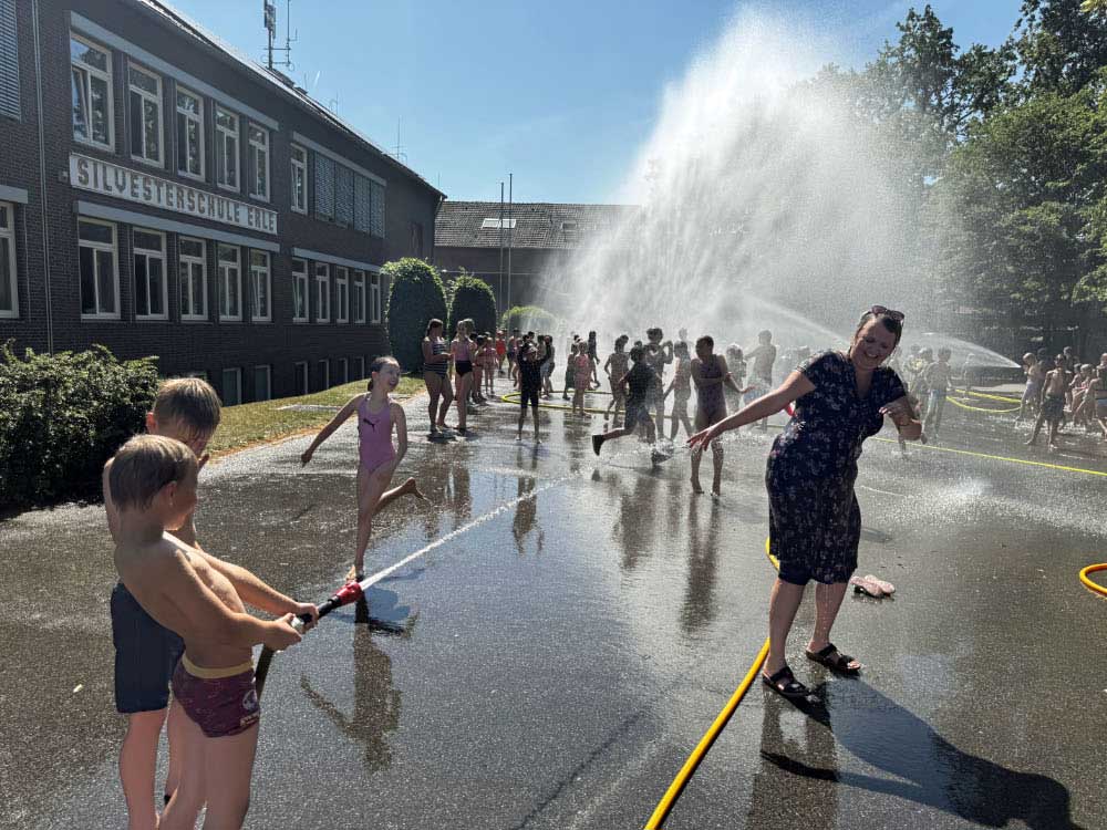 Feuerwehr sorgt für Erfrischung an Schule