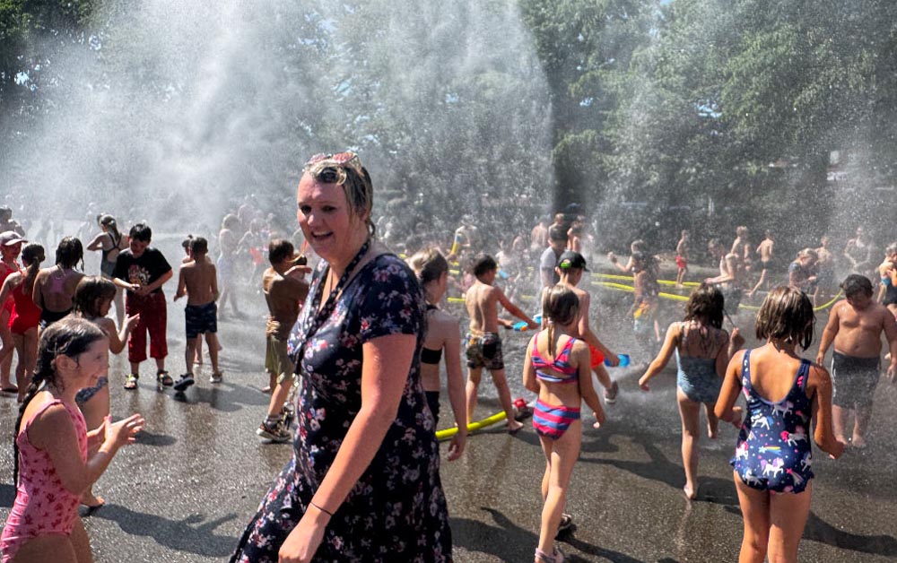 Schulleiterin Sarah Norkowski scheute das Wasser nicht und stellte sich gut gelaunt der nassen Erfrischung auf dem Schulhof.