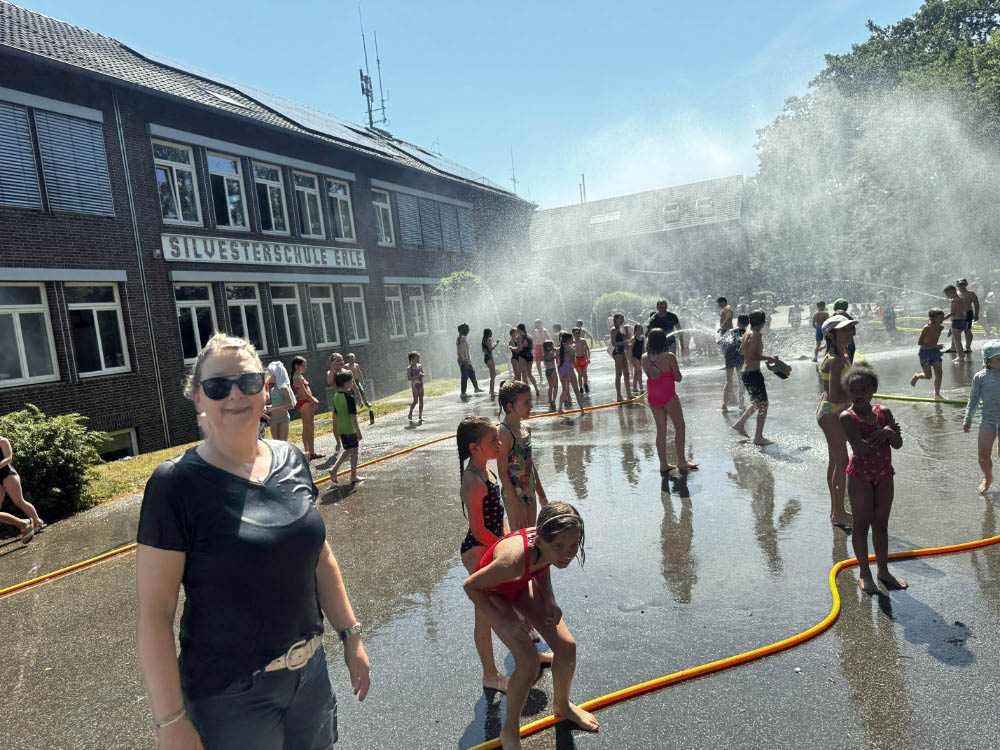 Feuerwehr sorgt für Erfrischung an Schule