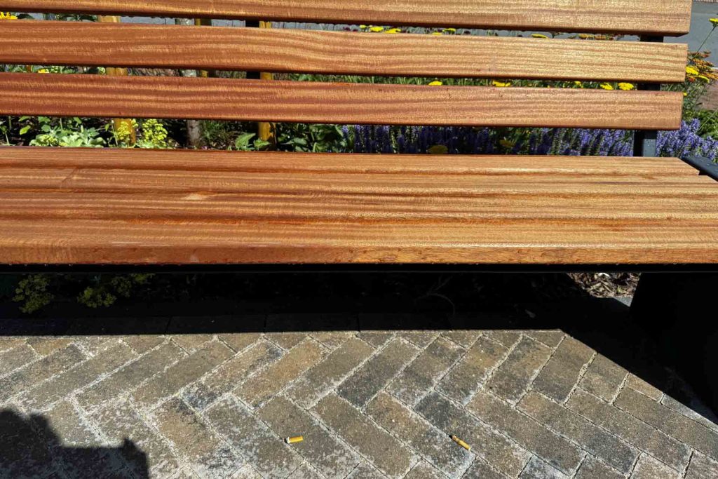 Vor der Bank und nicht im Aschenbecher Zigarettenkippen auf dem Dorfplatz in Erle