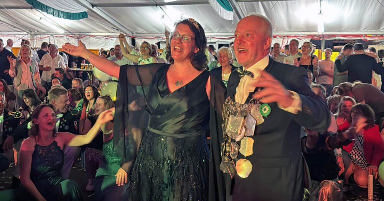 Königspaar Andreas Witte und Elke Mohr beim Throntanz auf dem Schützenfest Erle 2026