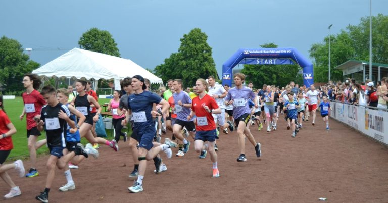 Läufer starten beim Mai-Lauf Raesfeld 2026 am Sportplatz