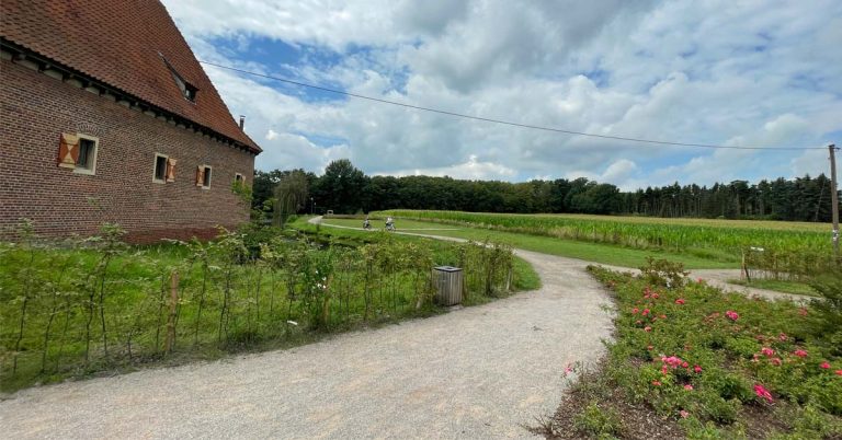 Schloss Raesfeld - Hier wird eine neue sehcs Meter hohe Skulptur installiert
