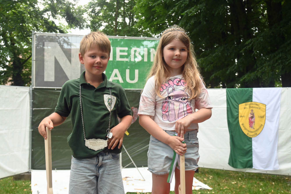 Neuer Kinderkönig Raesfeld: Jakob Hölling regiert mit Frieda Steffens.