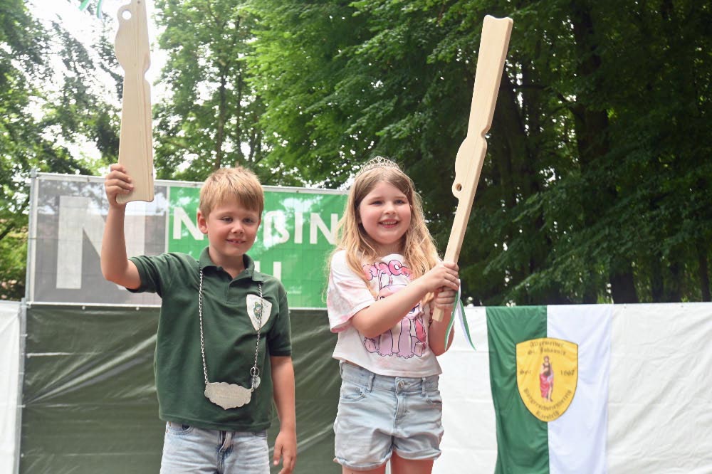 Neuer Kinderkönig Raesfeld: Jakob Hölling regiert mit Frieda Steffens.