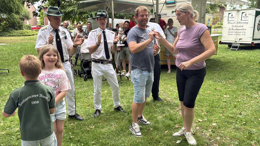 Neuer Kinderkönig Raesfeld: Jakob Hölling regiert mit Frieda Steffens.