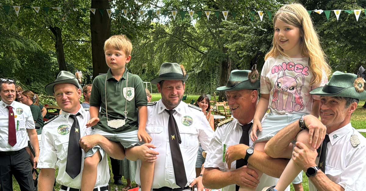 Neuer Kinderkönig Raesfeld: Jakob Hölling regiert mit Frieda Steffens.