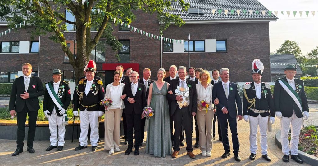 Neues Königspaar und Throngemeinschaft - Parade durch Erle 