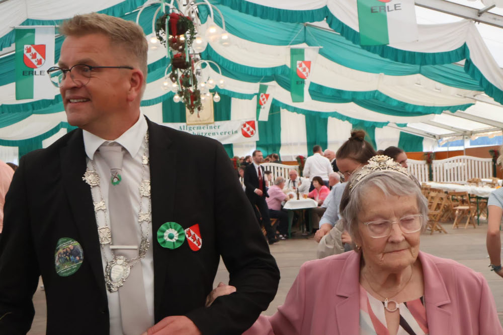 Präsident Andreas Pass und Goldkönigin Hildegart Gülcher bei der Parade in Erle