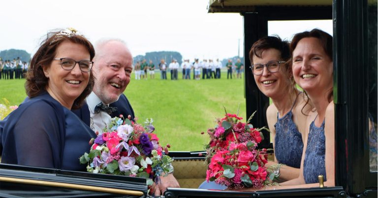 Schützenfest Erle 2026: Königspaar Andreas Witte und Elke Mohr mit dem Thron bei der Parade