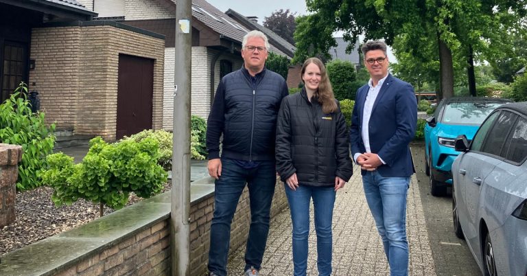 Vertreter von Gemeinde Raesfeld und Westenergie an der modernisierten LED-Straßenbeleuchtung