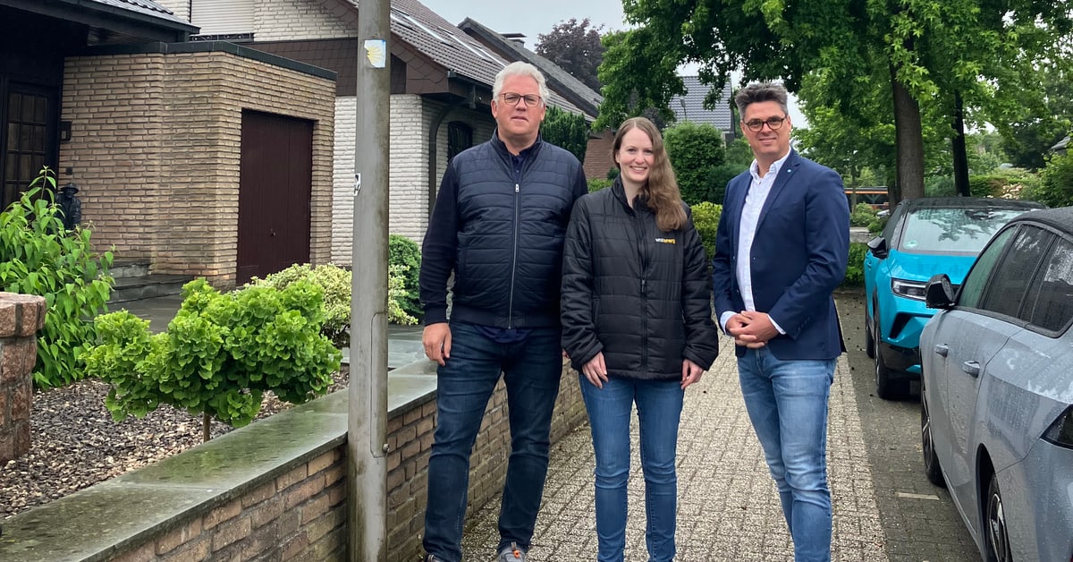 Vertreter von Gemeinde Raesfeld und Westenergie an der modernisierten LED-Straßenbeleuchtung