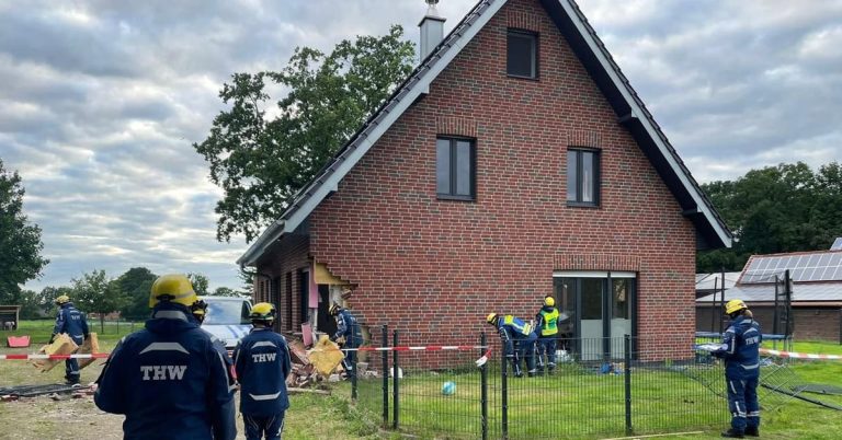Einsatzkräfte an einem Wohnhaus in Raesfeld nach einem Unfall mit Gebäudeschaden