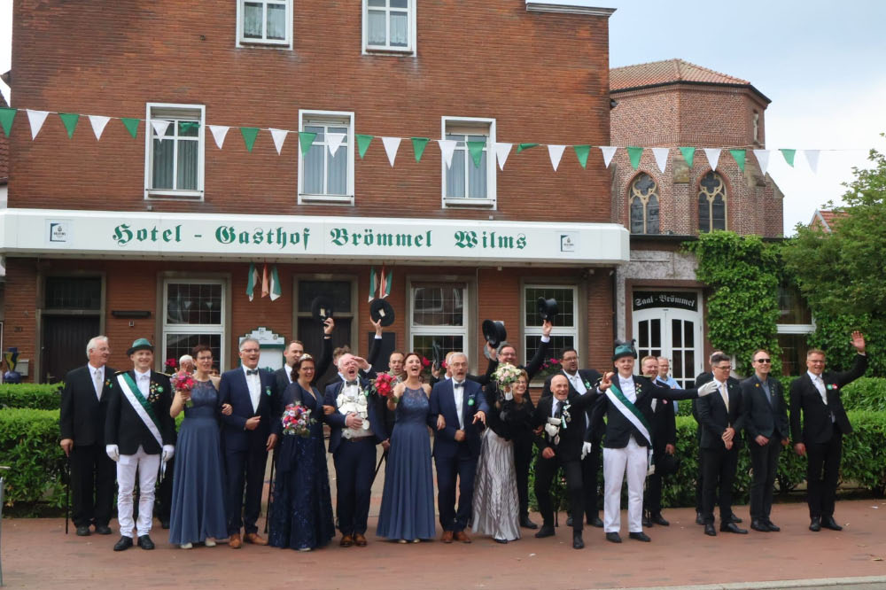 Schützenfest Erle 2026: Festzug vor der ehemaligen Gaststätte Brömmel-Wilms
