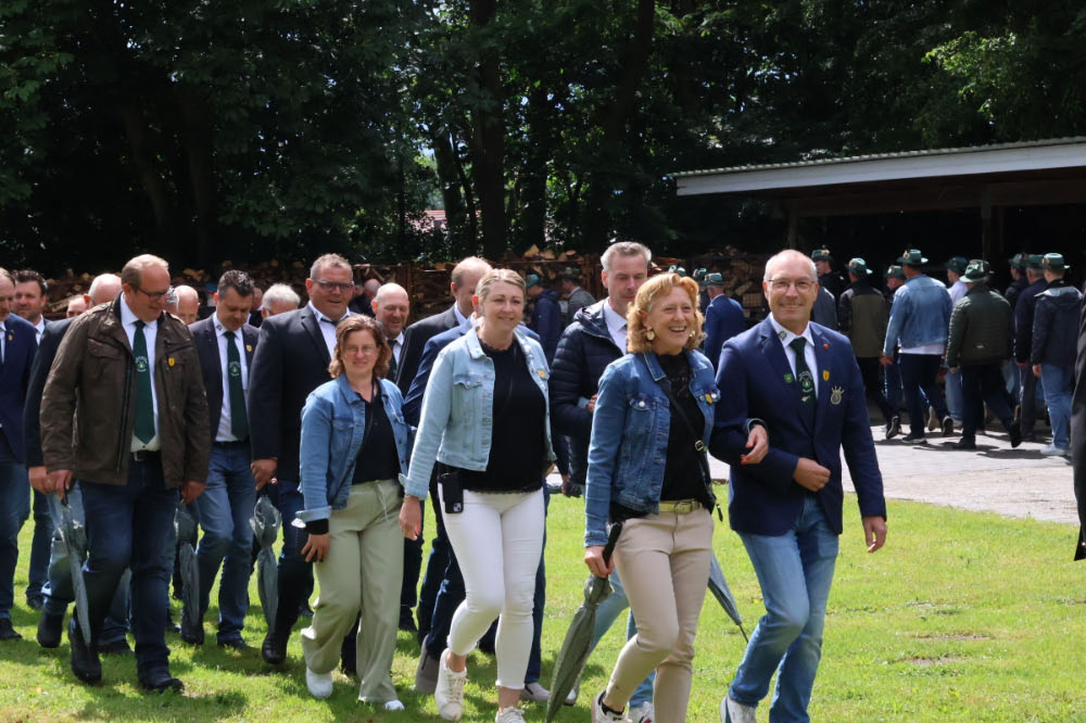 Parade beim Schützenfest Homer 2026 mit dem Königspaar Rainer Hüging und Melanie Stenkamp in Raesfeld