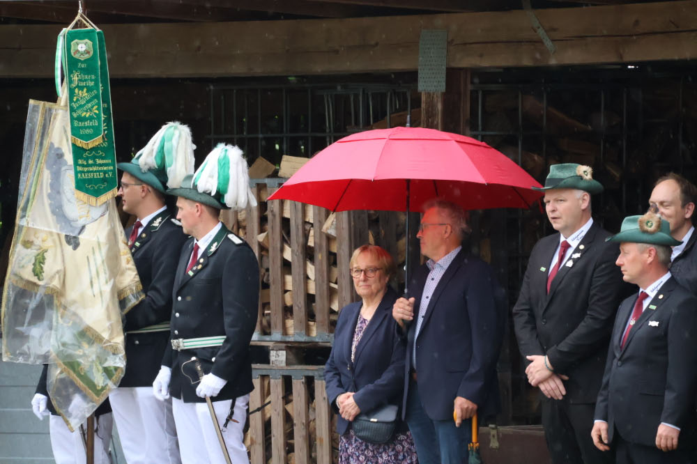 Parade beim Schützenfest Homer 2026 mit dem Königspaar Rainer Hüging und Melanie Stenkamp in Raesfeld