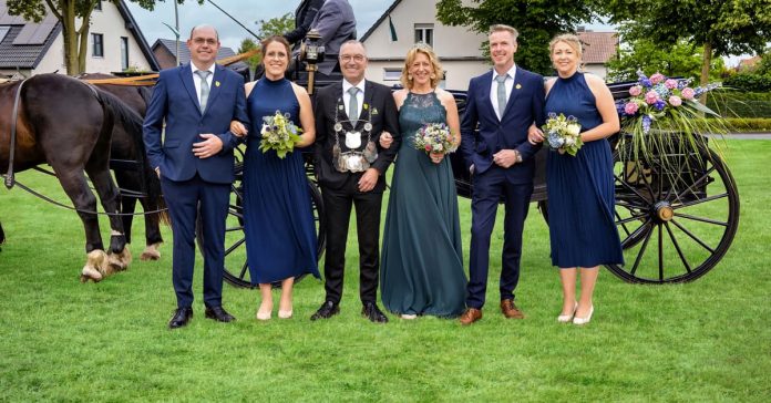Königsthron 2025 mit Werner Nienhaus, Ruth Baumeister, Werner Vorholt, Kerstin Bleker, Heiko Büsken und Heike Dirks beim Schützenfest Raesfeld 2026