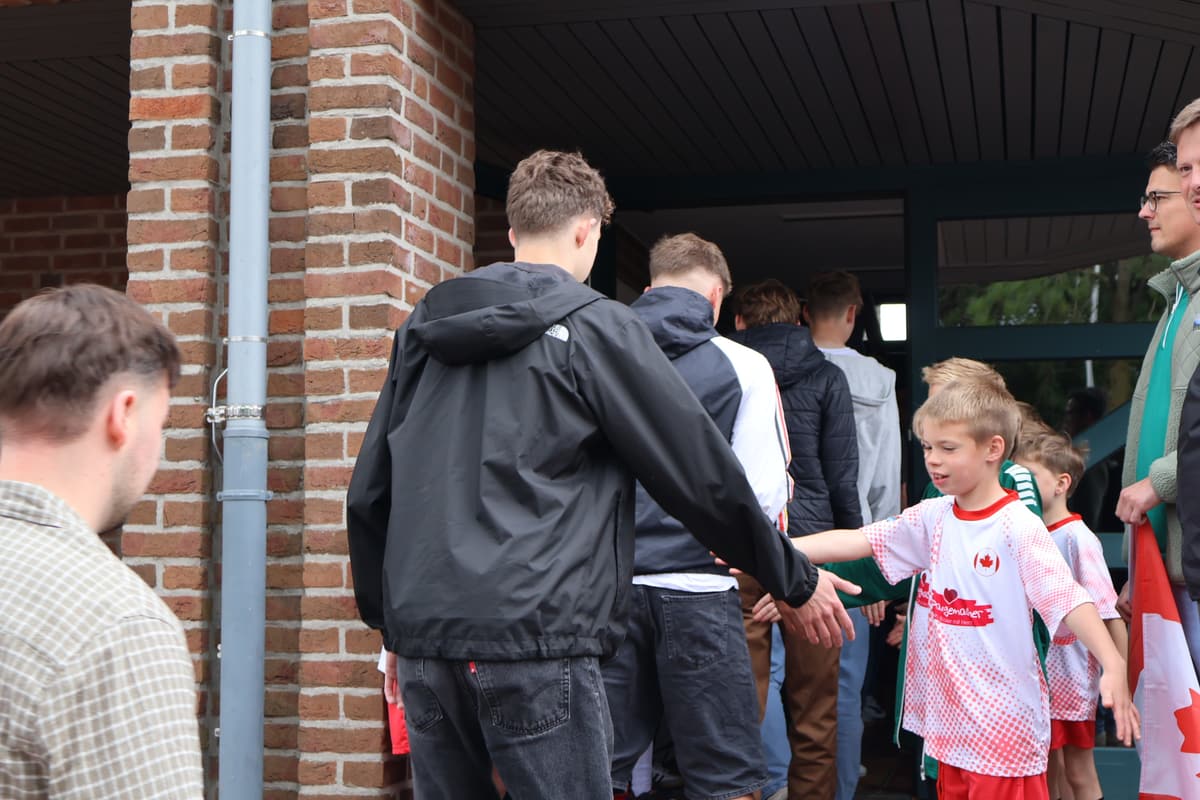 Ehrungsszene mit jungen Sportlern im Rathaus Raesfeld