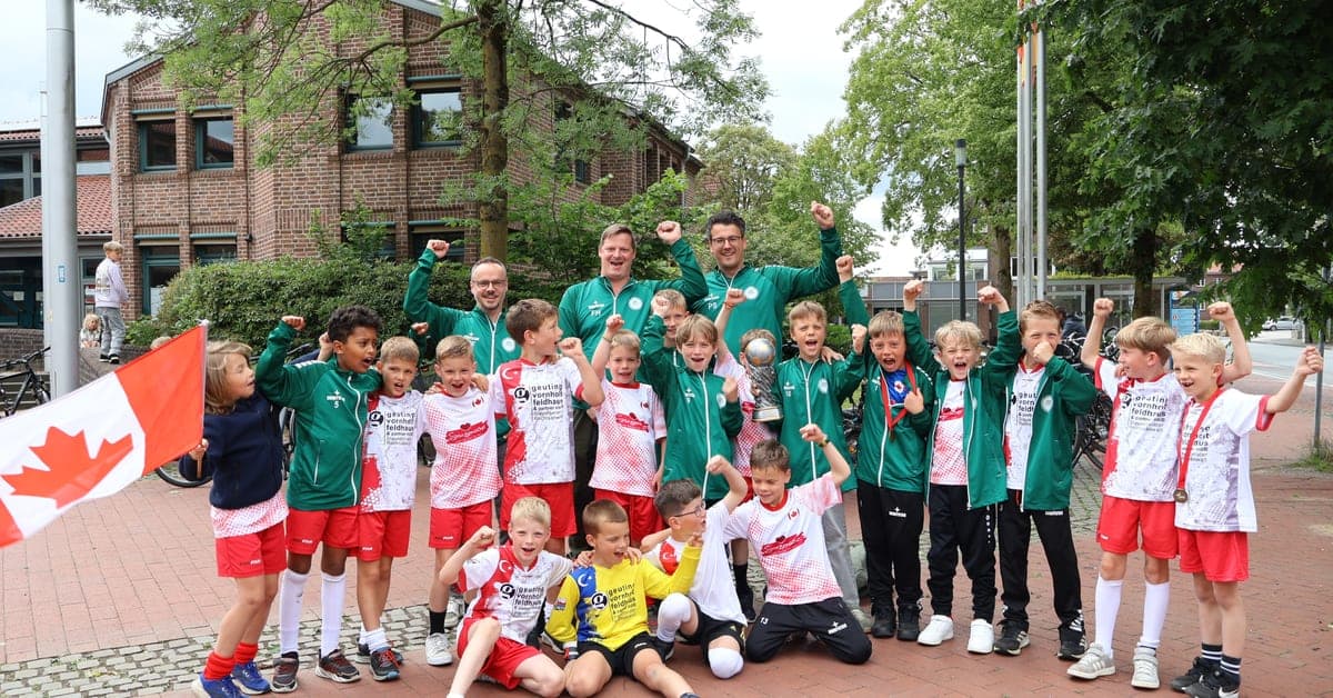 F-Jugend der Spielgemeinschaft TSV Raesfeld und Erle mit Kanada-Fahne und Pokal bei der Sportlerehrung Raesfeld