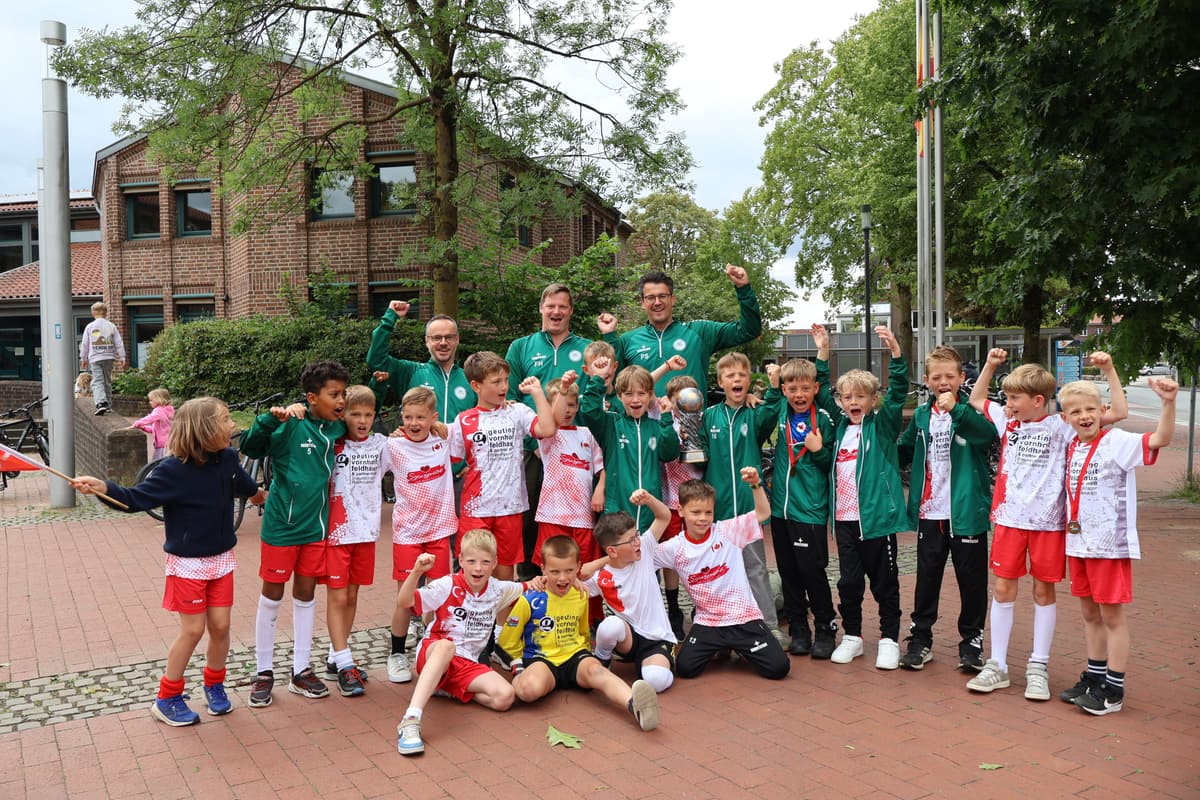 Junge Fußballer der Spielgemeinschaft TSV Raesfeld und Erle mit Pokal bei der Sportlerehrung