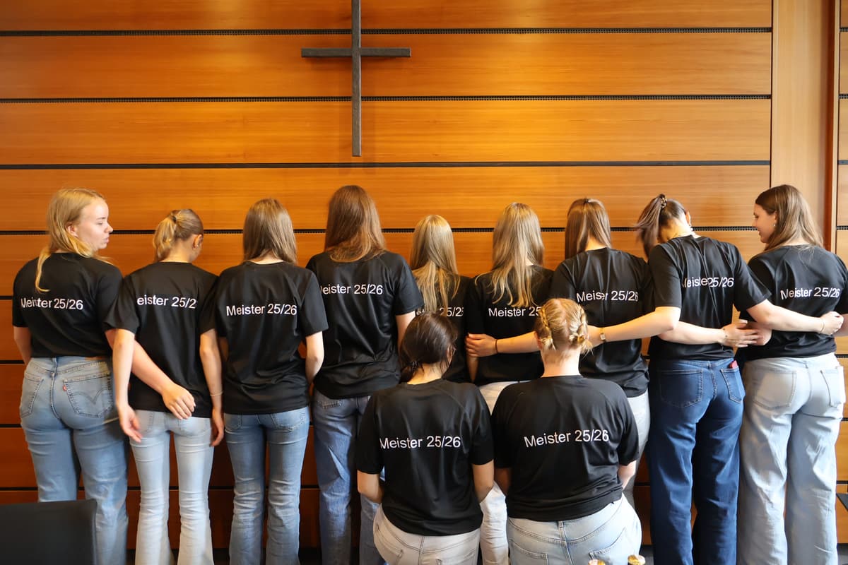 Volleyballspielerinnen der Volleyballgemeinschaft Raesfeld mit Meistershirts