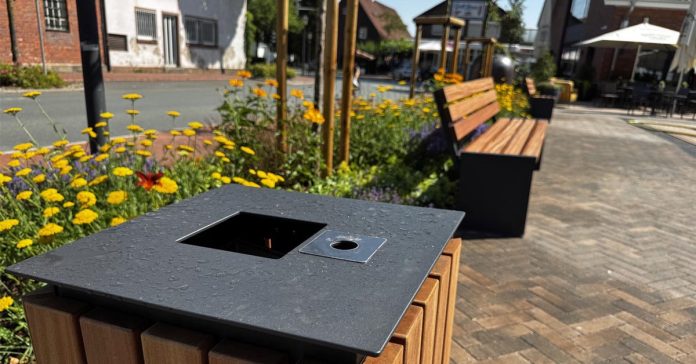 Mülleimer mit Aschenbecher auf dem Dorfplatz Erle