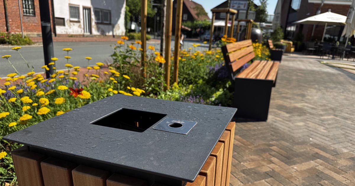 Mülleimer mit Aschenbecher auf dem Dorfplatz Erle