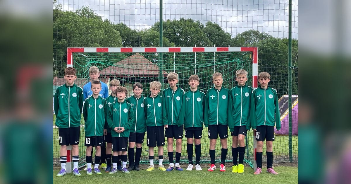 D1-Jugend des TSV Raesfeld vor einem Fußballtor in Kobierzyce