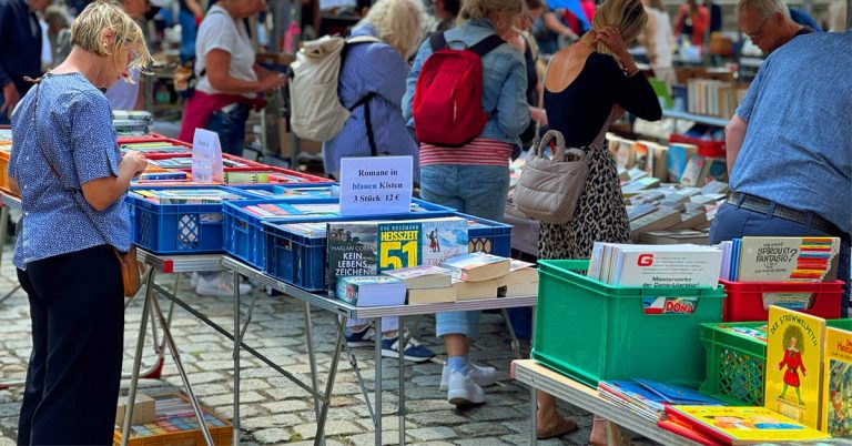 19. Büchermarkt vor dem Schloss Raesfeld
