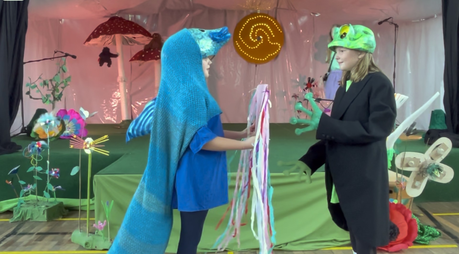 Kinder der Theater-AG der Silvesterschule bei der Aufführung von Alice im Wunderland.
