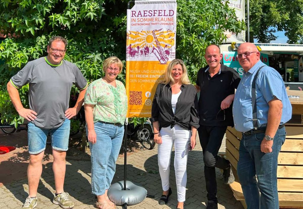 Raesfeld in Sommerlaune: Dudelsack trifft Blasmusik in Erle