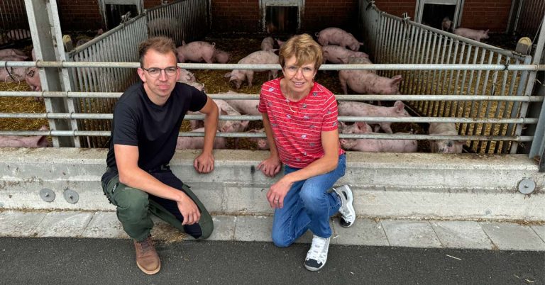 Alexander und Annette Nienhaus vor einem Ferkelstall auf dem Neulandhof in Raesfeld.