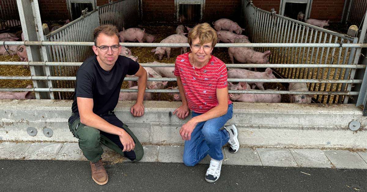 Alexander und Annette Nienhaus vor einem Ferkelstall auf dem Neulandhof in Raesfeld.
