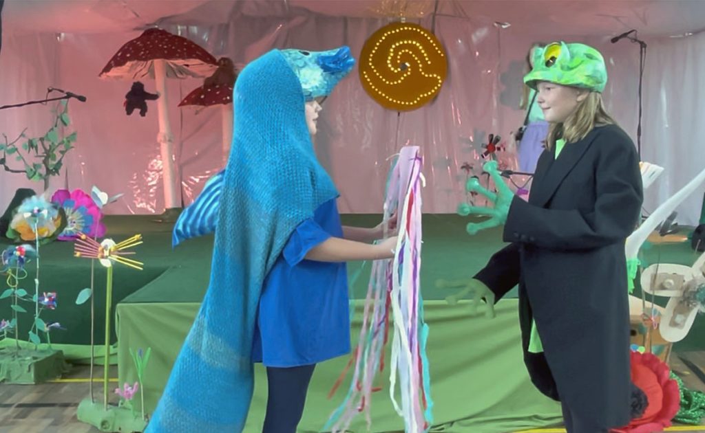 Die Theater-AG der Silvesterschule begeistert mit „Alice im Wunderland“,